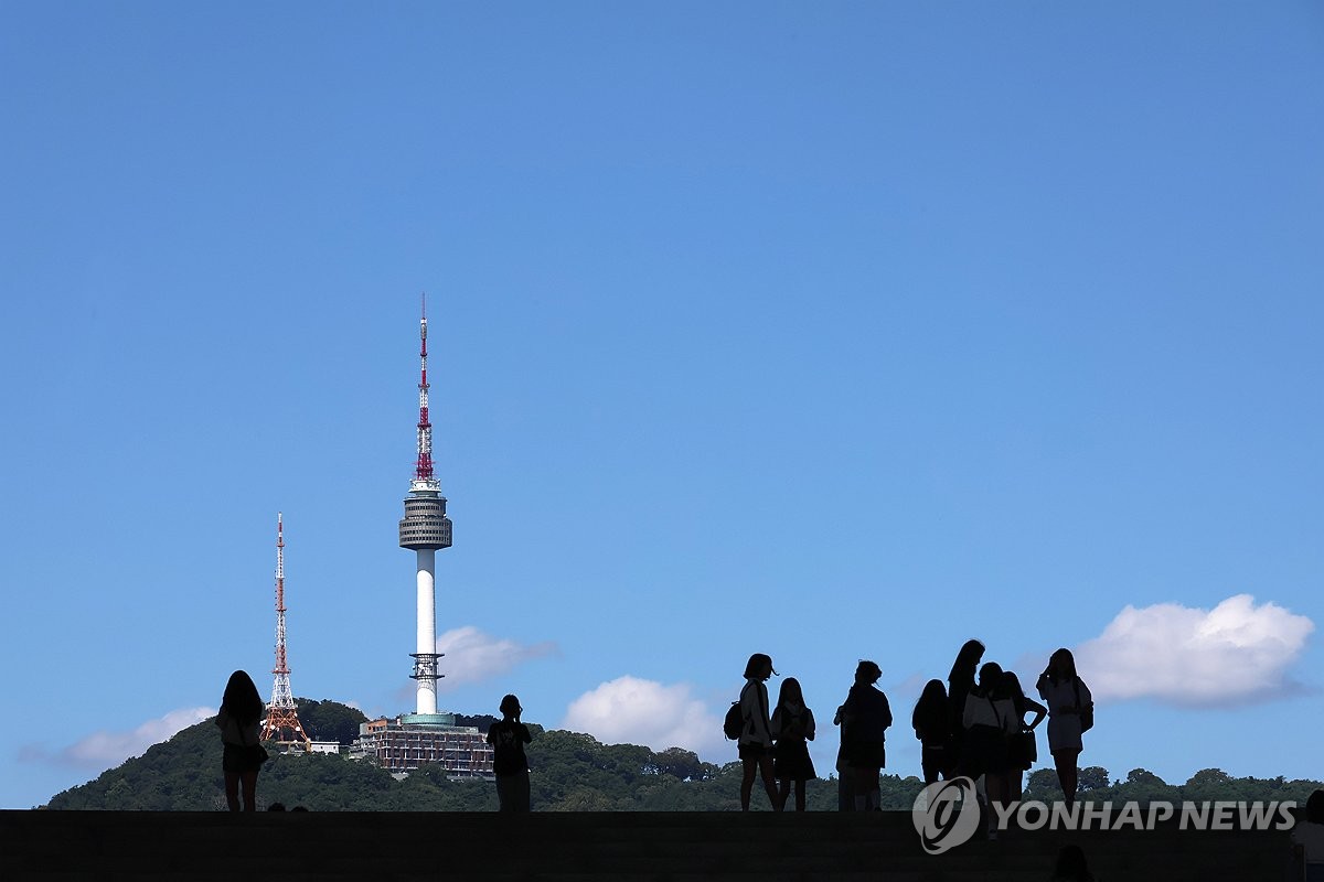 찌는 듯이 더움은 남는 것도 하늘은 가을