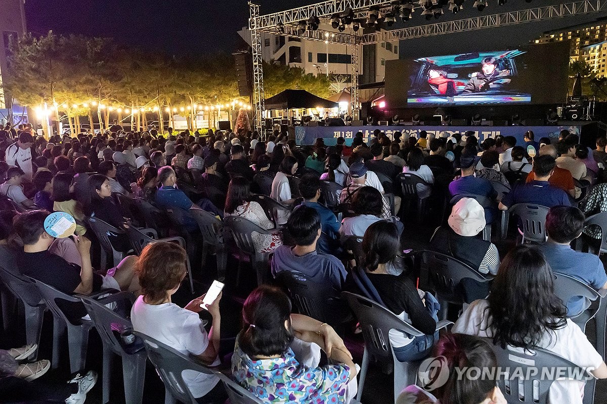 삼척에서 촬영한 영화 '봄날은 간다' 상영