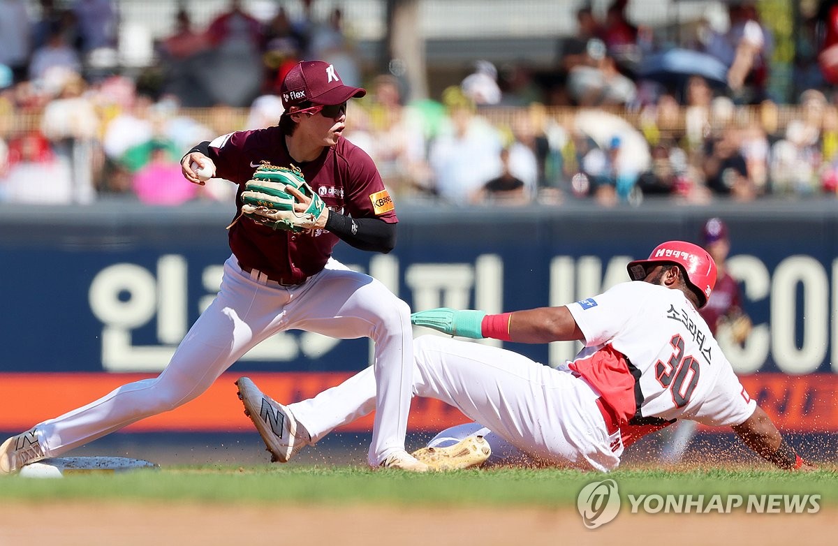 In this file photo from Sept. 8, 2024, Kiwoom Heroes second baseman Kim Hye-seong (L) forces Socrates Brito of the Kia Tigers out at second during a Korea Baseball Organization regular-season game at Gwangju-Kia Champions Field in Gwangju, about 270 kilometers south of Seoul. (Yonhap)