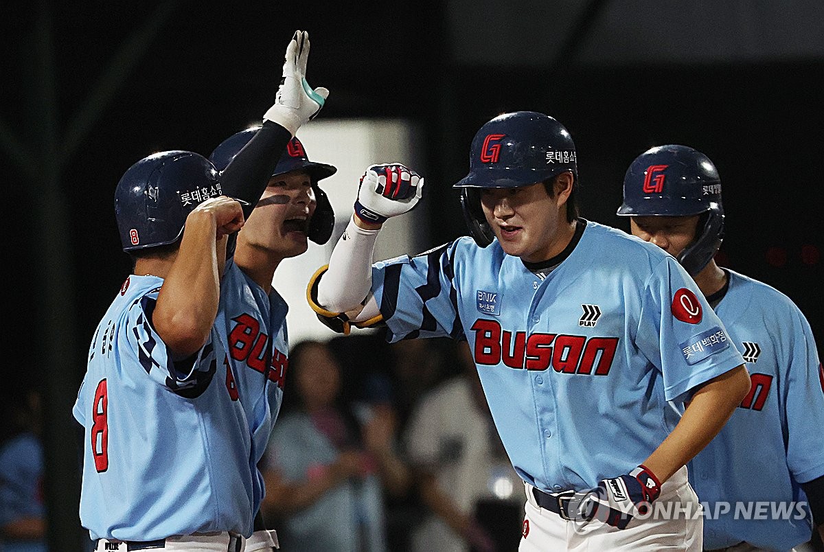 롯데 나승엽(오른쪽)