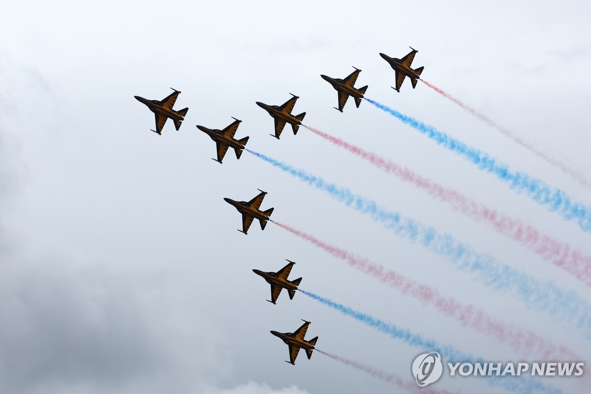 El equipo acrobático Black Eagles de la Fuerza Aérea actúa sobre la Base Aérea de Seúl en Seongnam, justo al sur de Seúl, el 1 de octubre de 2024. (Yonhap)