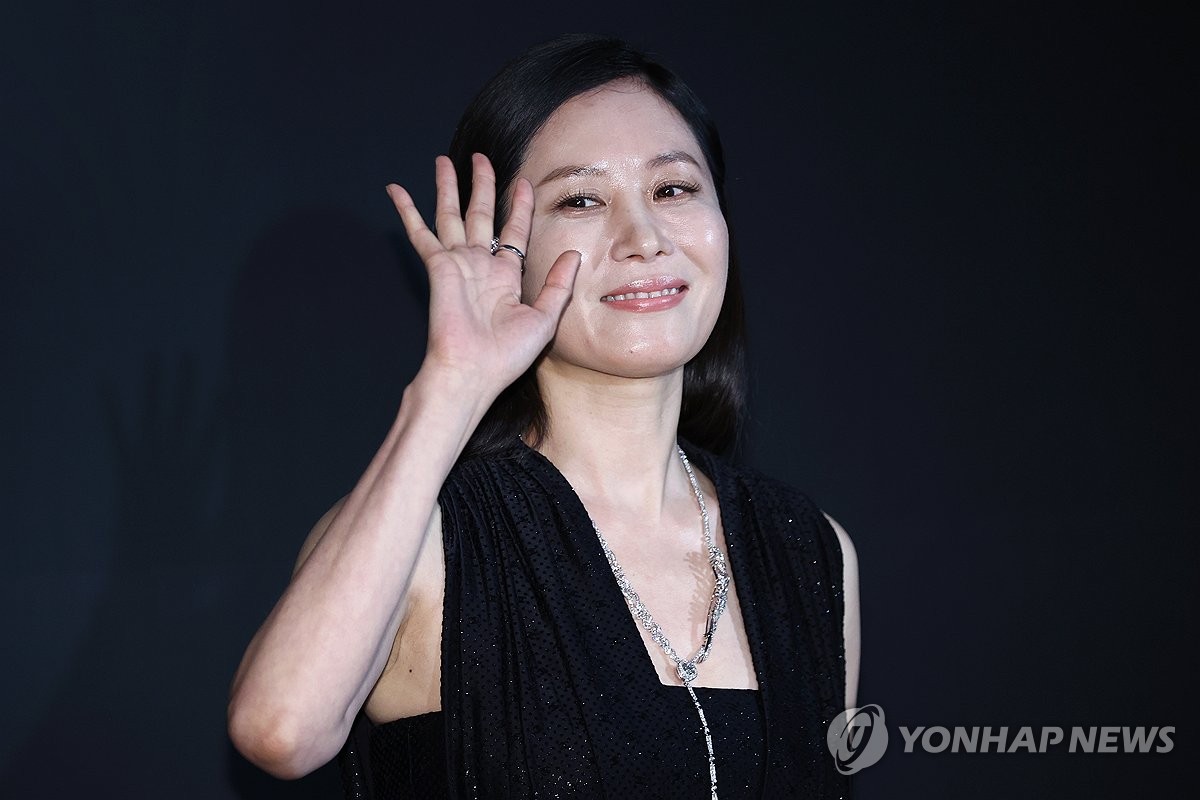 Actress Moon So-ri Attends Retirement Ceremony for Jeju Haenyeo