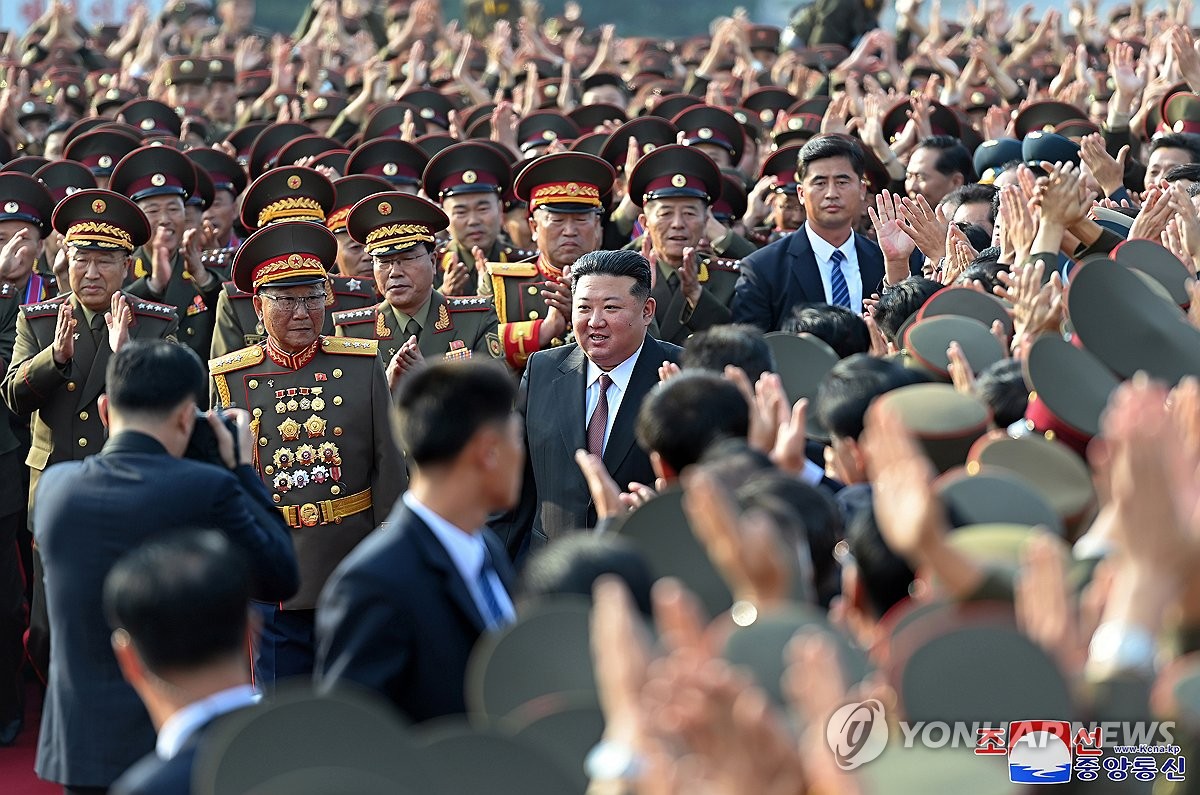 Esta foto, publicada por la Agencia Central de Noticias Coreana oficial de Corea del Norte el 8 de octubre de 2024, muestra al líder norcoreano, Kim Jong-un, visitando la Universidad de Defensa Nacional Kim Jong Un el día anterior para conmemorar el 60.º aniversario de su fundación. (Para uso únicamente en la República de Corea. Sin redistribución) (Yonhap)