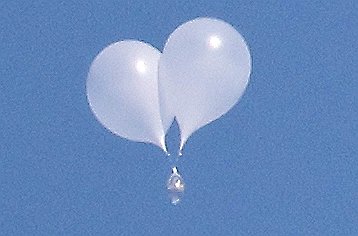 Esta fotografía de archivo del 8 de octubre de 2024 muestra globos que transportan basura volando sobre el distrito de Jongno en Seúl después de ser lanzados por Corea del Norte. (Yonhap)