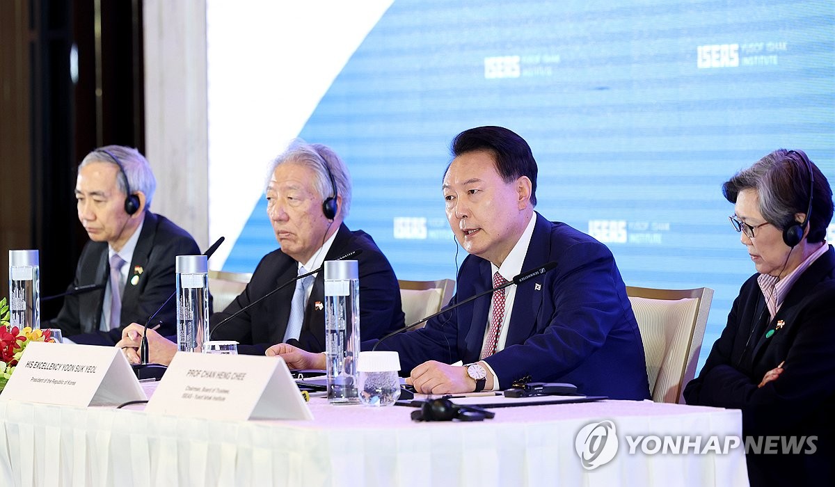 El presidente Yoon Suk Yeol (segundo por la derecha) responde a preguntas en la conferencia de Singapur organizada por el Instituto de Estudios del Sudeste Asiático en Singapur el 9 de octubre de 2024. (Yonhap)