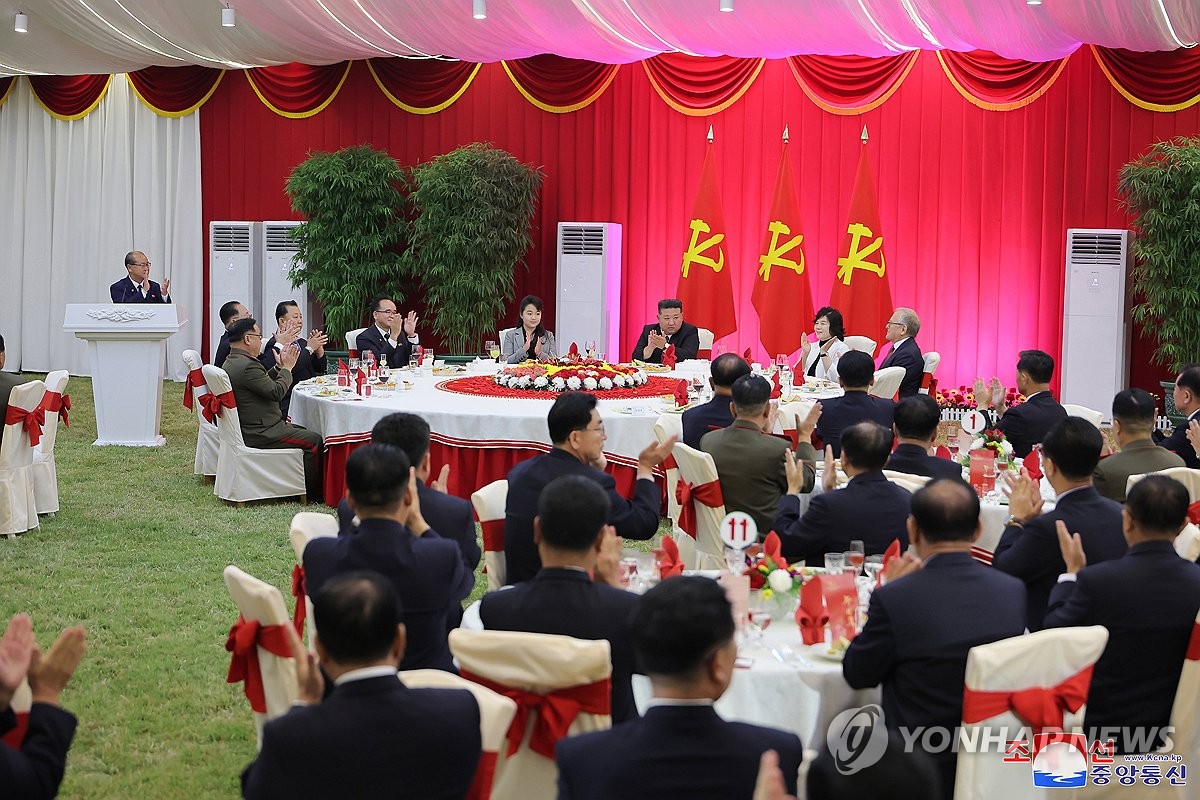 Esta foto, publicada por la Agencia Central de Noticias Coreana oficial de Corea del Norte el 11 de octubre de 2024, muestra al líder norcoreano Kim Jong-un asistiendo a un banquete para celebrar el 79.º aniversario de la fundación del gobernante Partido de los Trabajadores de Corea el día anterior. (Para uso únicamente en la República de Corea. Sin redistribución) (Yonhap)