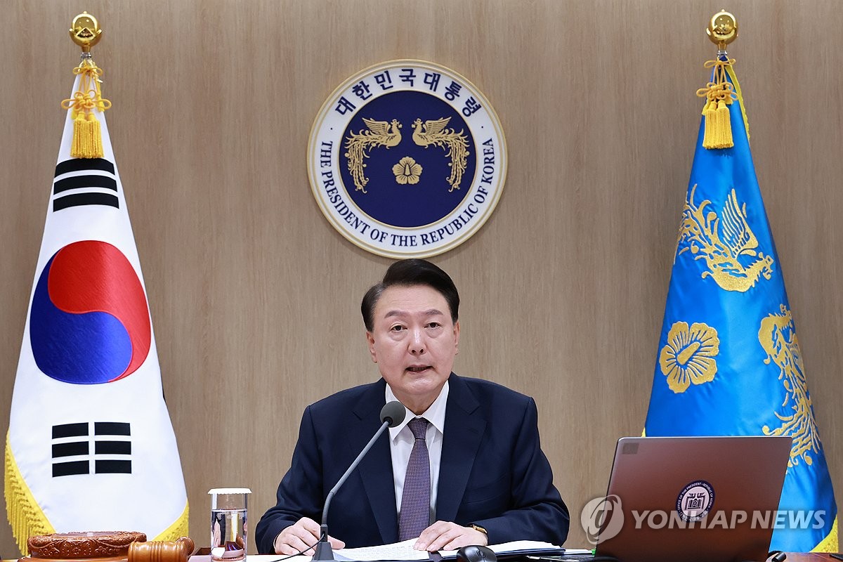 El presidente Yoon Suk Yeol habla durante una reunión de gabinete en la oficina presidencial en Seúl el 15 de octubre de 2024. (Yonhap)