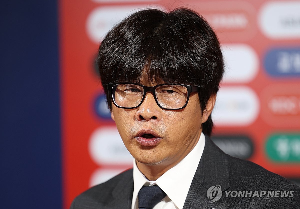 질문에 답하는 신상우 신임 여자 축구대표팀 감독