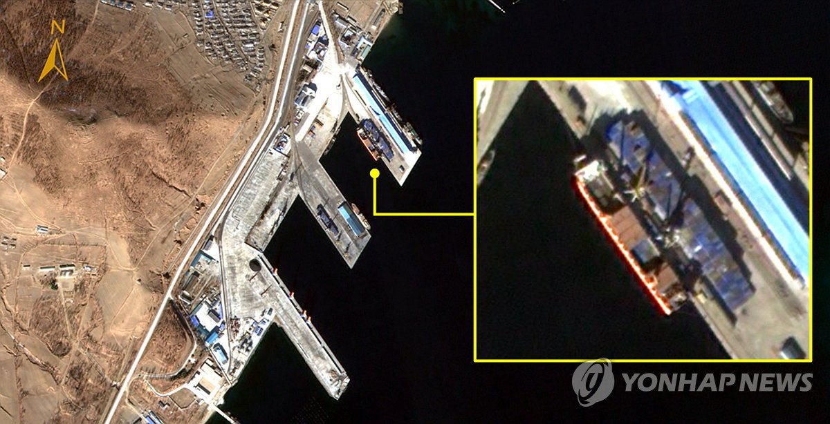 北朝鮮北東部の羅津港を出港するロシアの船舶を撮影した衛星写真。ロシアの船舶には北朝鮮の武器が積まれている（国家情報院提供）＝（聯合ニュース）≪転載・転用禁止≫