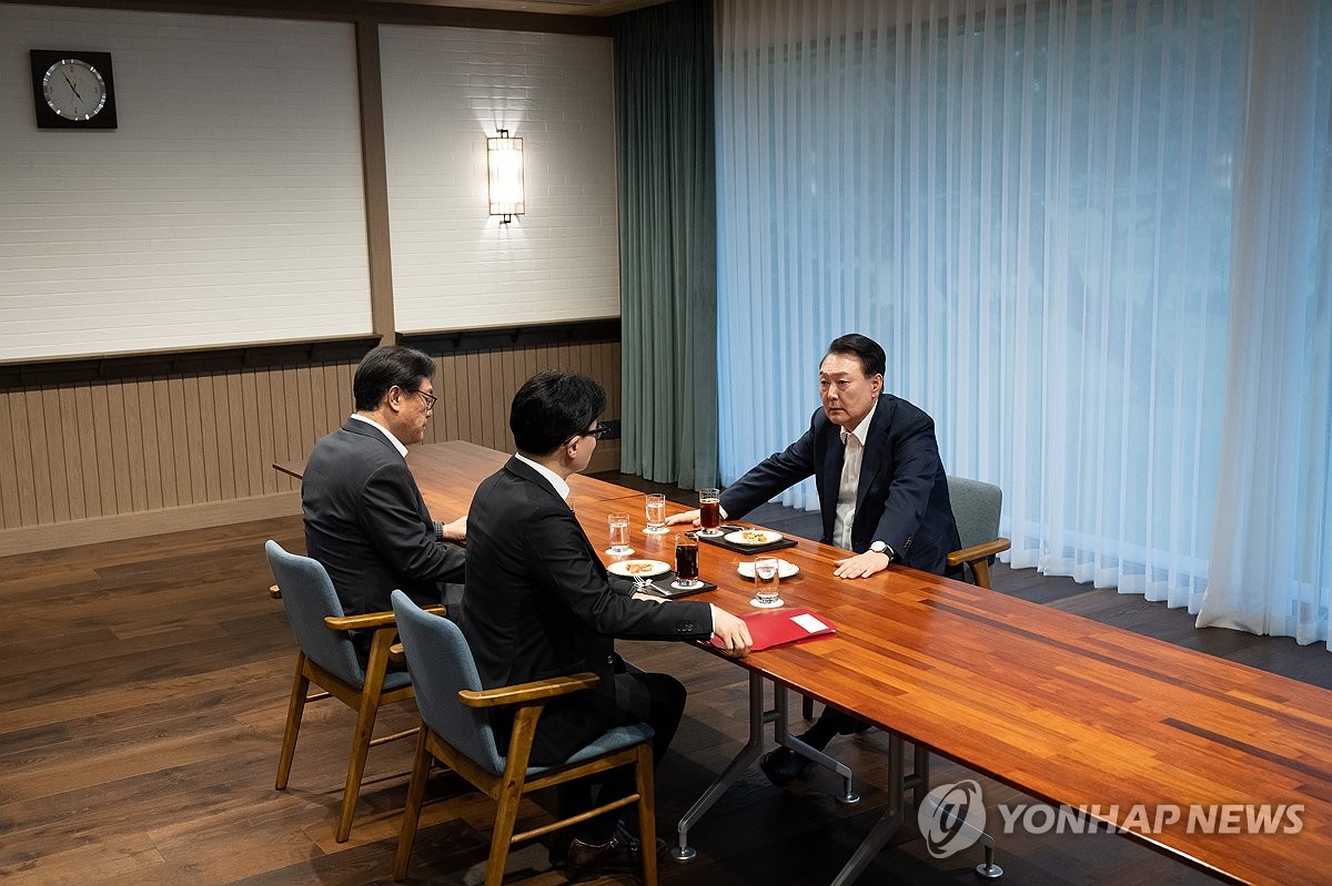 El presidente Yoon Suk Yeol (derecha) se reúne con Han Dong-hoon (centro), líder del gobernante Partido del Poder Popular, en la oficina presidencial en Seúl, acompañado por el jefe de gabinete presidencial, Chung Jin-suk, en esta foto. proporcionado por la oficina de Yoon. (FOTO NO EN VENTA) (Yonhap)