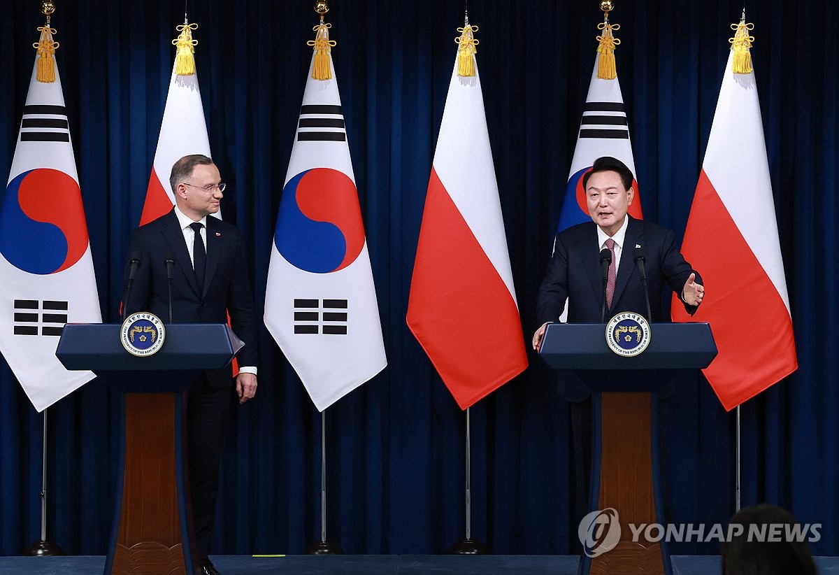 El presidente Yoon Suk Yeol (derecha) y el presidente polaco Andrzej Duda hablan durante una conferencia de prensa conjunta en la oficina presidencial en Seúl, el 24 de octubre de 2024. (Yonhap)