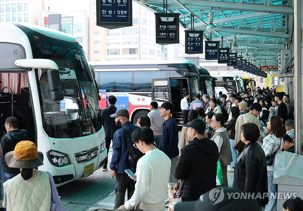 Los viajeros esperan para abordar los autobuses en una terminal de autobuses en Cheongju, a 114 kilómetros al sur de Seúl, el 27 de octubre de 2024, mientras se producía un retraso en la emisión de billetes debido al mal funcionamiento del sistema de red Tmoney. (Yonhap)