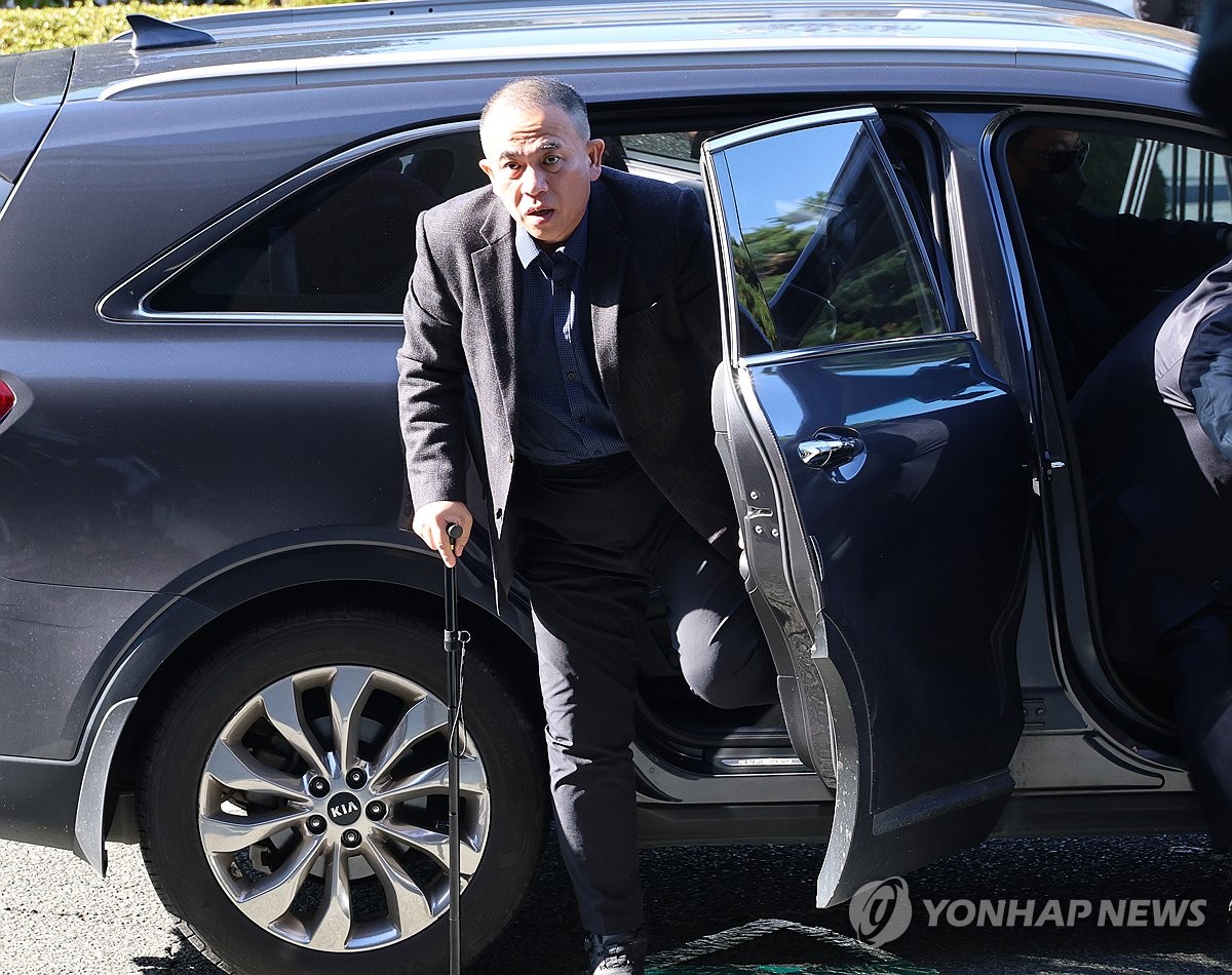 Myung Tae-gyun appears at the prosecution with a cane.