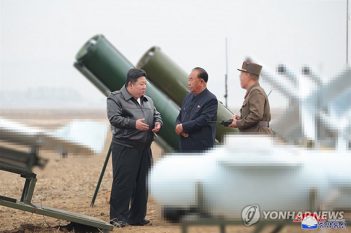 Esta foto, publicada por la Agencia Central de Noticias Coreana oficial de Corea del Norte el 15 de noviembre de 2024, muestra al líder norcoreano, Kim Jong-un (izq.), guiando una prueba de rendimiento de drones de ataque suicida el día anterior. (Para uso únicamente en la República de Corea. Sin redistribución) (Yonhap)