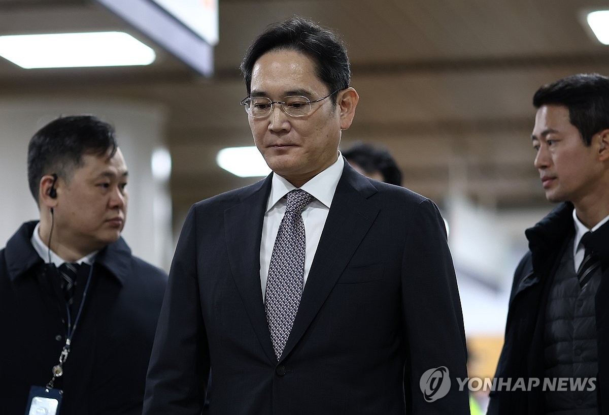 El presidente de Samsung Electronics Co., Lee Jae-yong, asiste a la audiencia final de un juicio de apelación relacionado con la controvertida fusión de 2015 de dos filiales de Samsung en Seúl, el 25 de noviembre de 2024. (Yonhap)