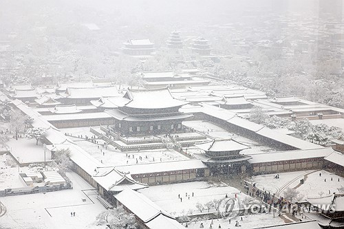 3rd LD) Seoul hit by heaviest snowfall in over 100 yrs causing injuries,  traffic chaos | Yonhap News Agency