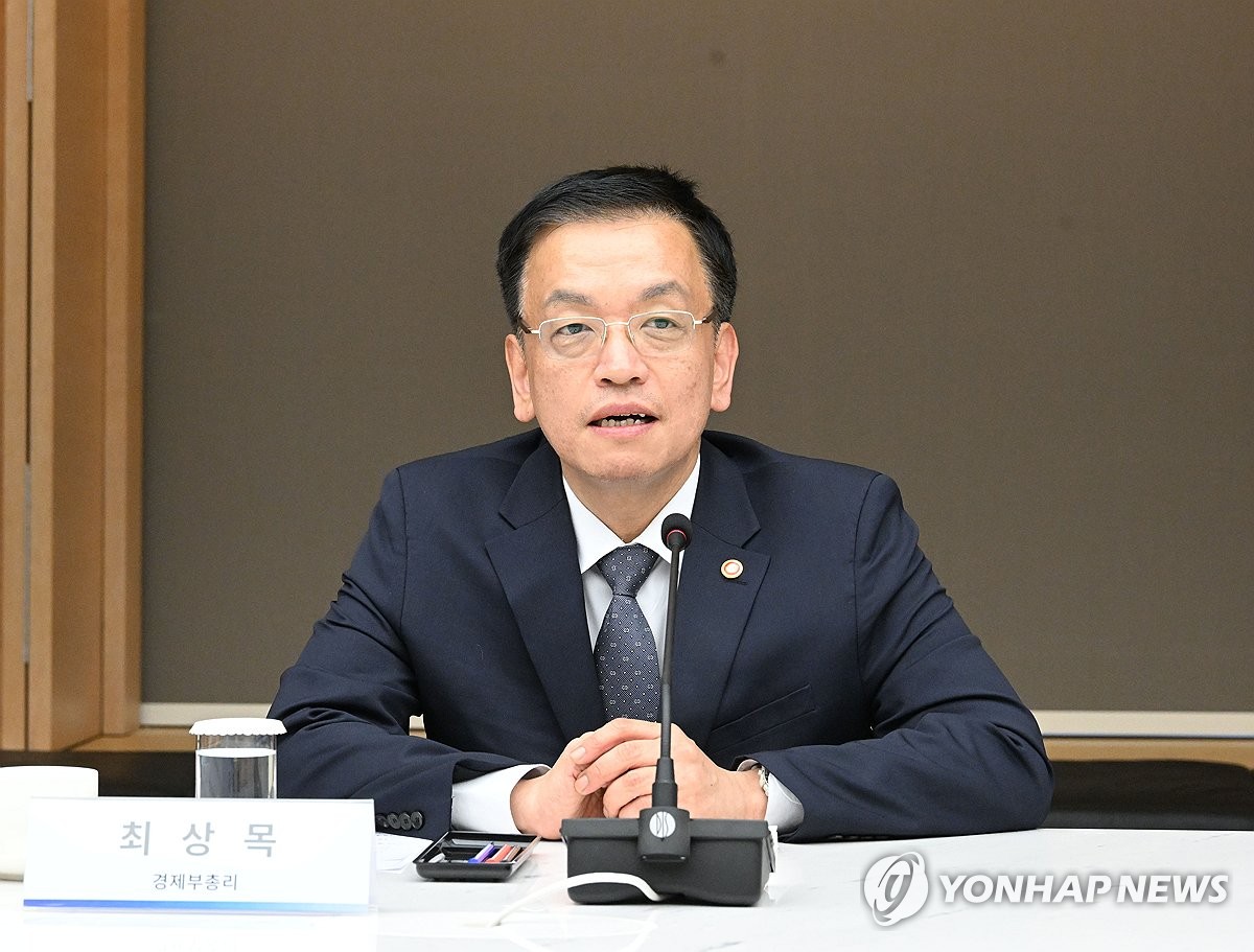 El ministro de Finanzas, Choi Sang-mok, habla durante una reunión con seis importantes grupos de presión empresariales en Seúl, el 4 de diciembre de 2024, en esta fotografía proporcionada por el Ministerio de Finanzas. (FOTO NO EN VENTA) (Yonhap)