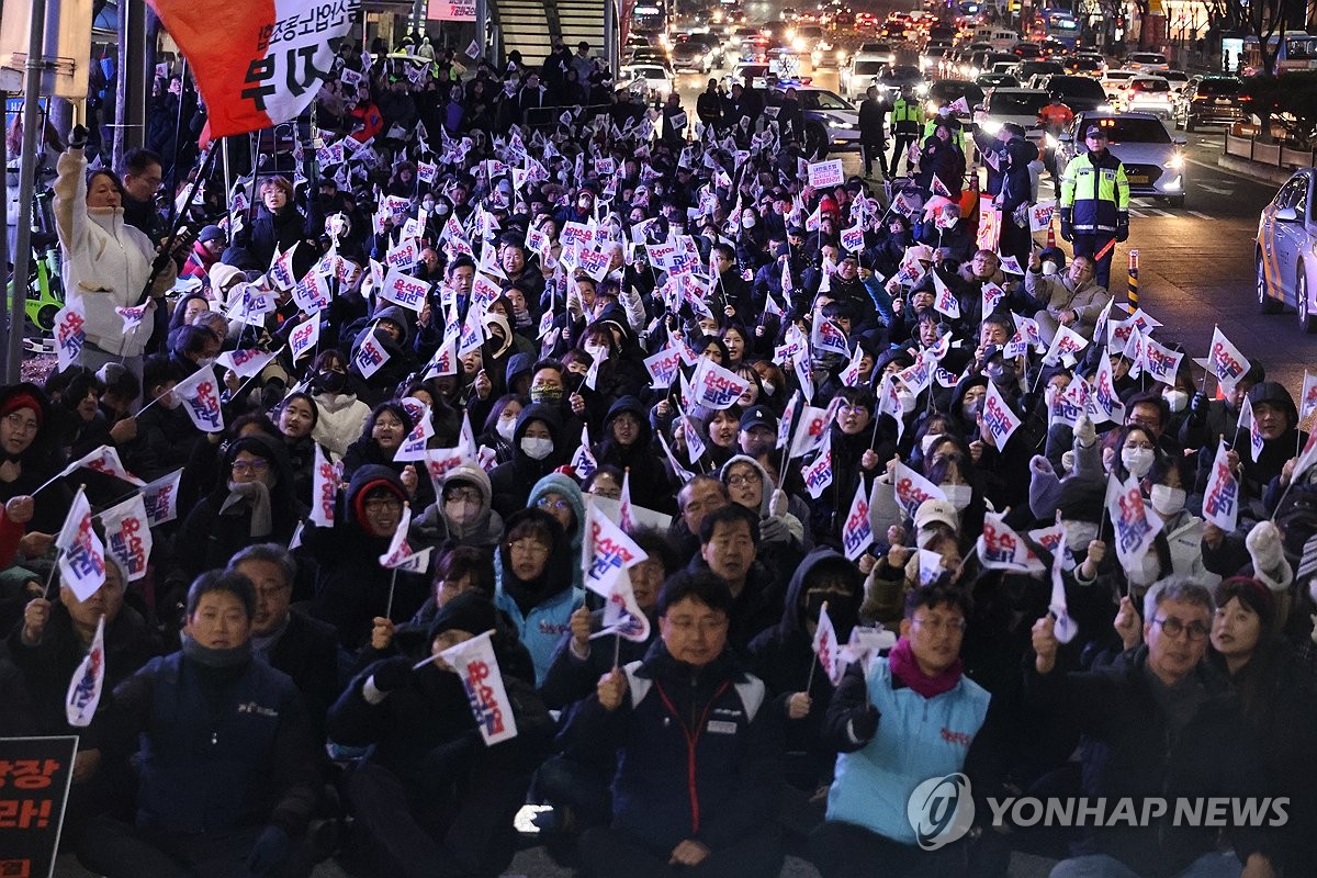 Civic groups and citizens hold a rally protesting against President Yoon Suk Yeol's botched bid to impose martial law in Daejeon, about 140 kilometers southeast of Seoul, on Dec. 5, 2024. (Yonhap)