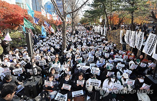 University students gather in western Seoul on Dec. 7, 2024, demanding the resignation of President Yoon Suk Yeol, as the National Assembly is set to vote on an impeachment motion against him. (Yonhap)