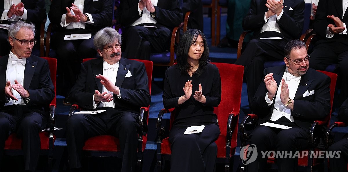 노벨상 시상식에서 박수치는 한강 작가