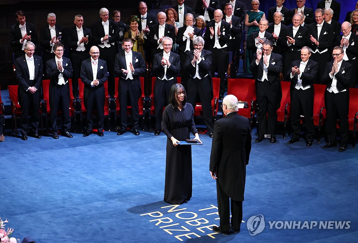 South Korean novelist Han Kang (L) receives a diploma and a Nobel medal from Sweden's King Carl XVI Gustaf during the Nobel Prize 2024 award ceremony at the Concert Hall in Stockholm, on Dec. 10, 2024. (Yonhap)