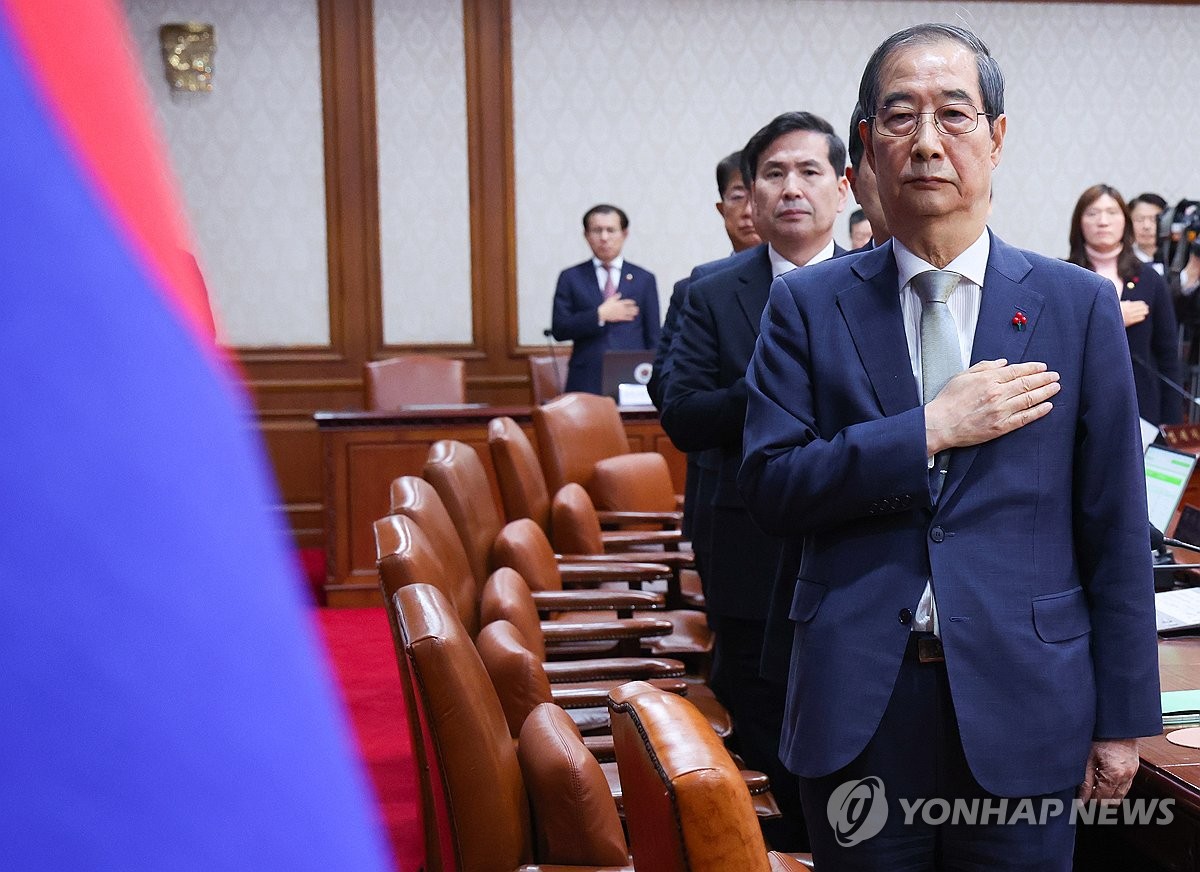 국기에 경례하는 한덕수 대통령 권한대행 국무총리