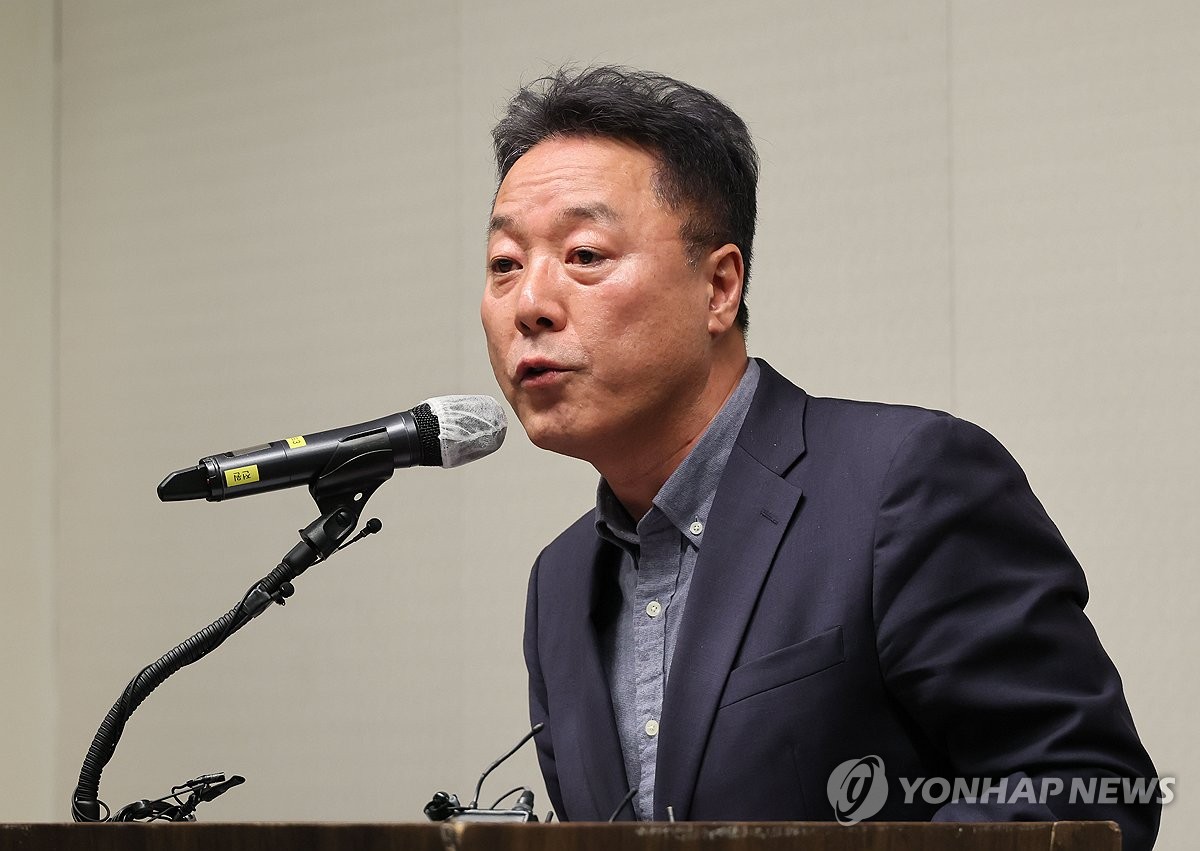 Song Kyung-hoon, jefe de la oficina de apoyo a la gestión de Jeju Air, habla en una conferencia de prensa en Seúl tras el accidente de un avión de Jeju Air en el aeropuerto internacional de Muan en Muan, provincia de Jeolla del Sur, el 29 de diciembre de 2024. (Yonhap )