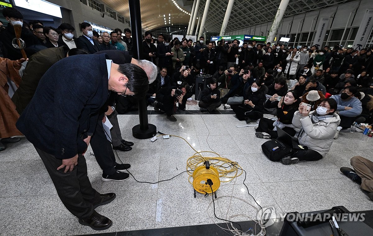 고개숙여 사과하는 제주항공 경영진