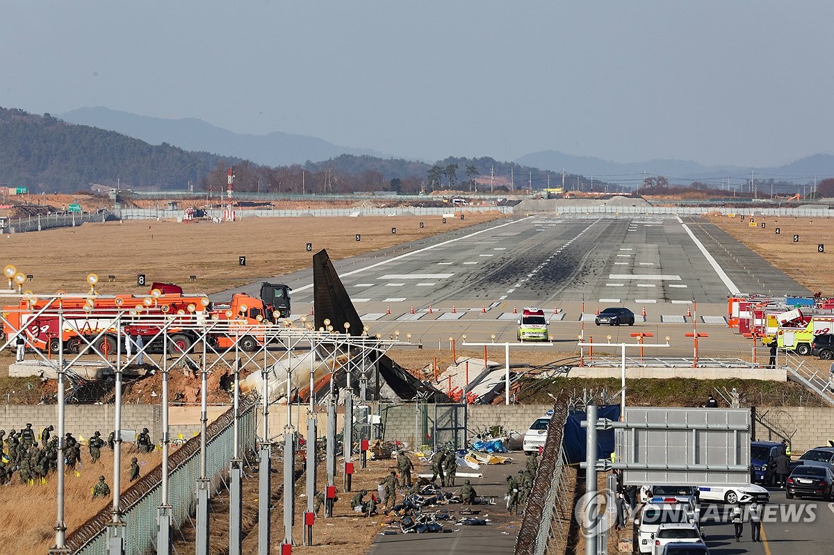 제주항공 참사, 활주로에 남겨진 동체 착륙 흔적