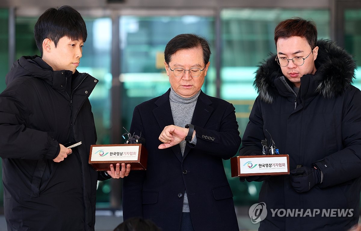 시계 확인하는 윤갑근 변호사