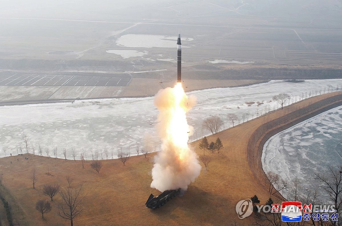 Un nuevo misil balístico de alcance intermedio con una ojiva hipersónica se lanza el 6 de enero de 2025, en esta fotografía publicada por la Agencia Central de Noticias Coreana oficial de Corea del Norte al día siguiente. (Para uso únicamente en la República de Corea. Sin redistribución) (Yonhap)