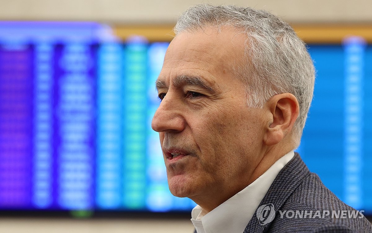 Esta foto de archivo, tomada el 7 de enero de 2025, muestra al ex embajador de los Estados Unidos en Corea del Sur, Philip Goldberg, hablando con la prensa antes de partir hacia los Estados Unidos en el Aeropuerto Internacional de Incheon, al oeste de Seúl. (Yonhap)