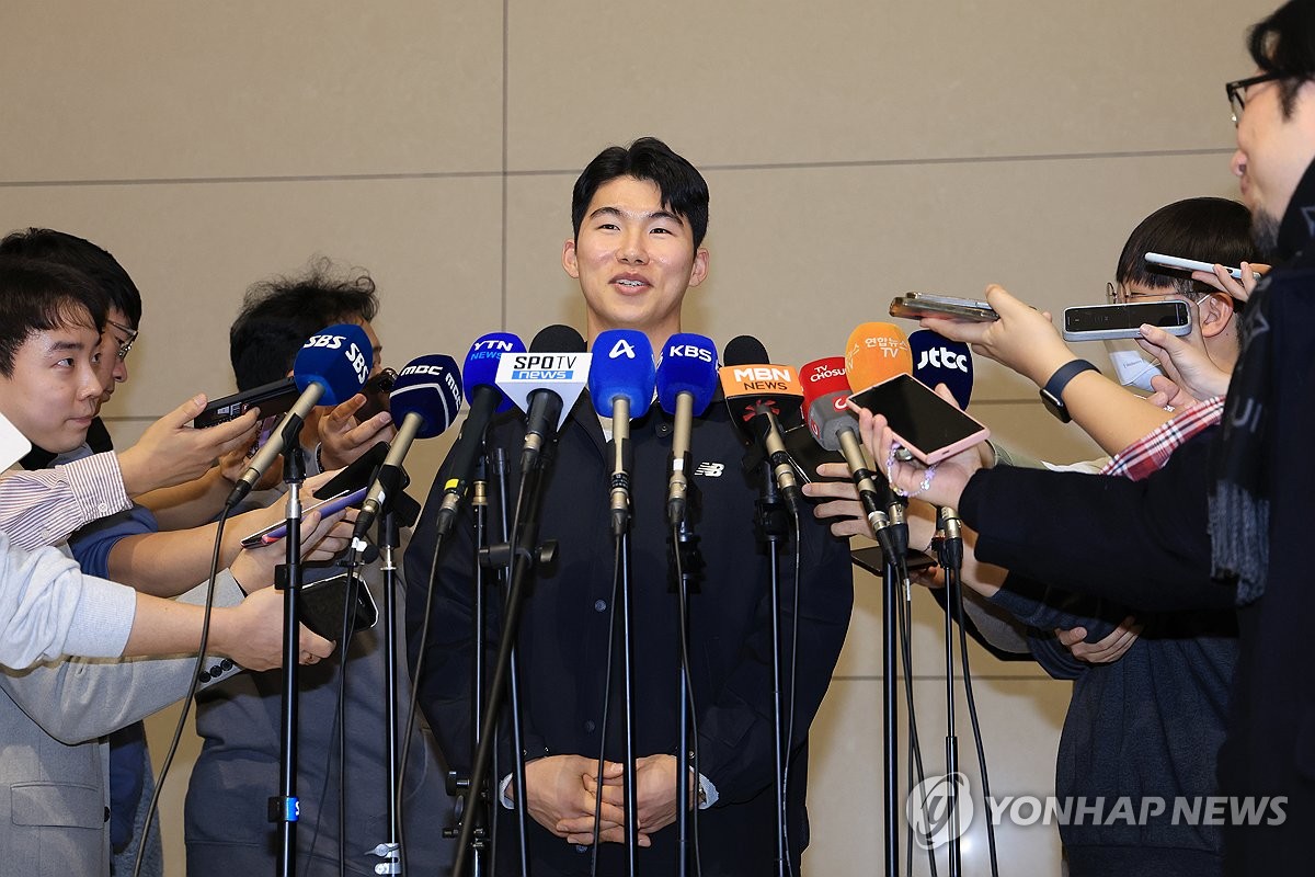 출국 앞서 인터뷰하는 김혜성