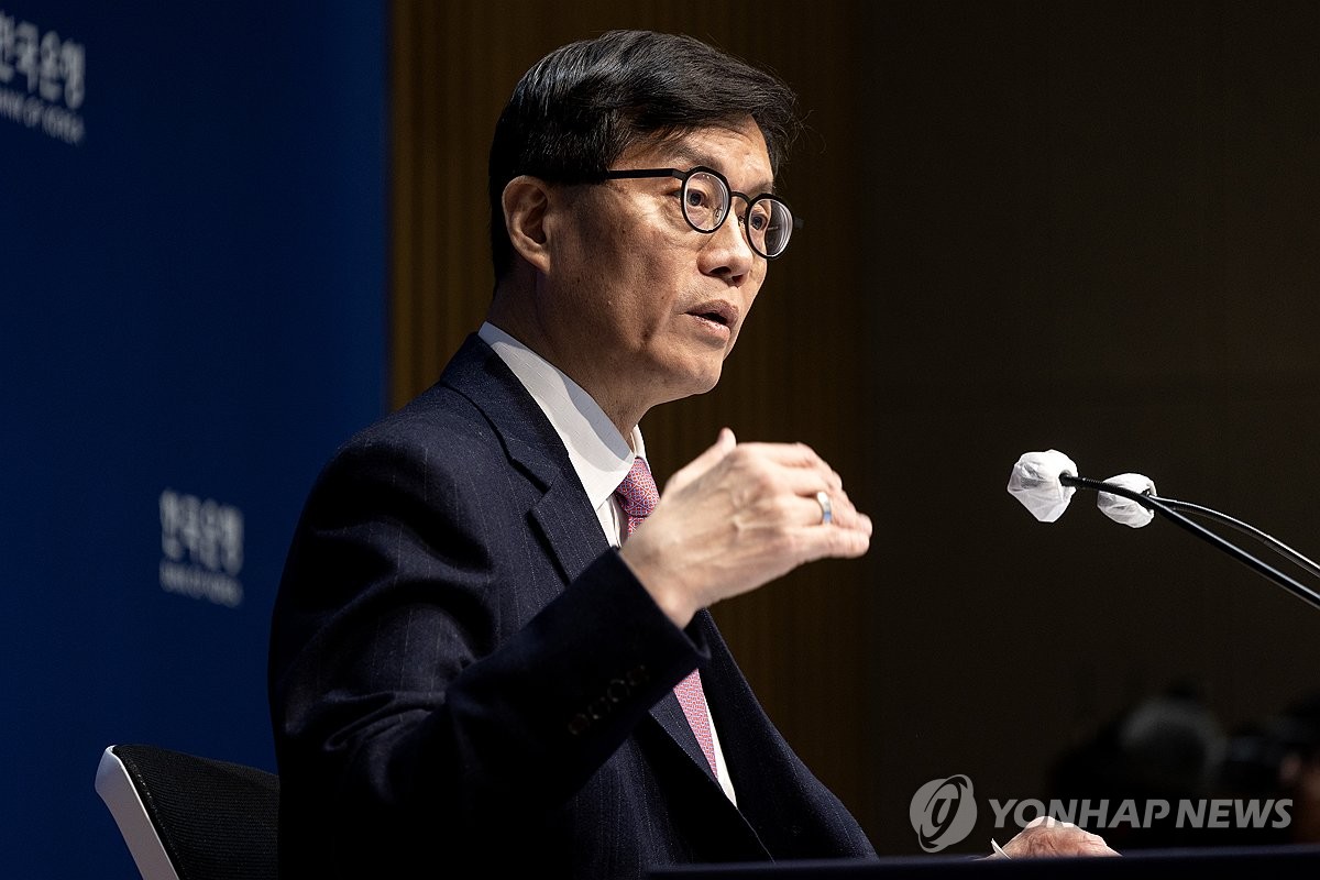 기자간담회서 발언하는 이창용 총재