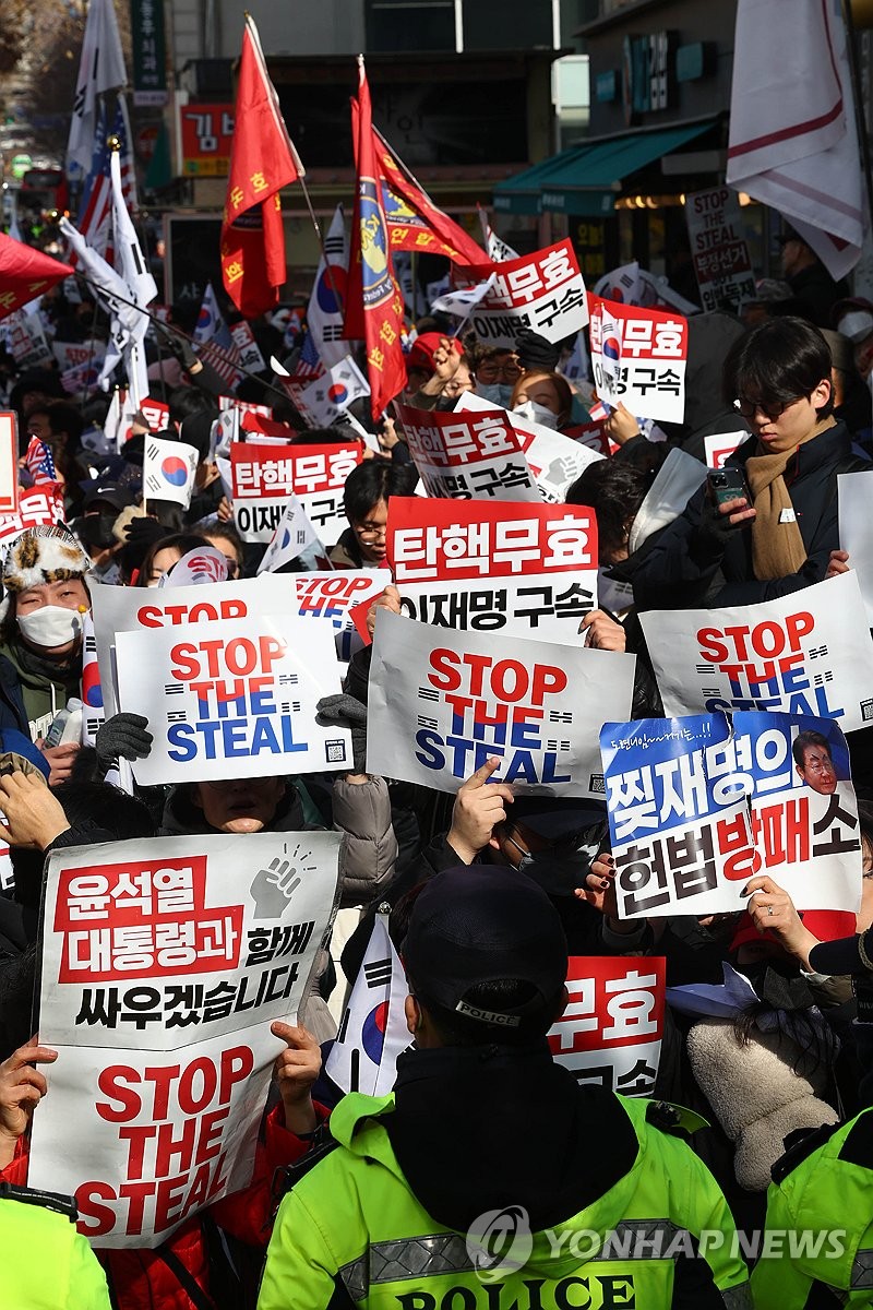 Esta foto, tomada el 18 de enero de 2025, muestra a agentes de policía bloqueando a los partidarios de Yoon frente al Tribunal del Distrito Occidental de Seúl antes de una audiencia de orden de arresto que se celebrará a las 2 pm (Yonhap).