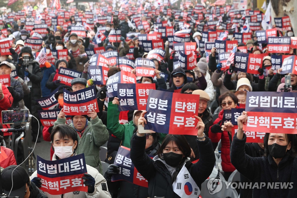 Los partidarios del presidente acusado Yoon Suk Yeol se manifiestan frente al Tribunal Constitucional en Seúl el 21 de enero de 2025. (Yonhap)