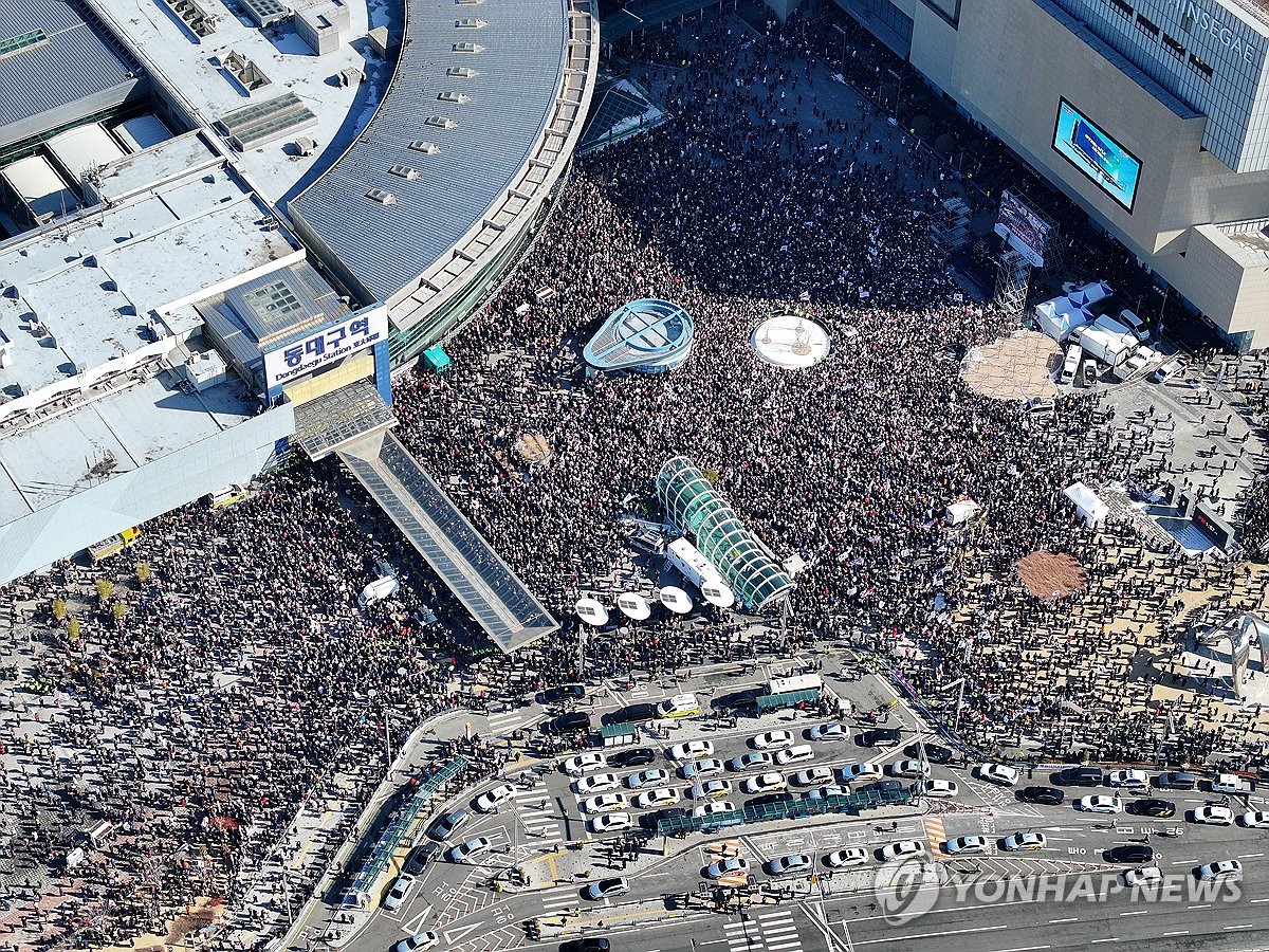 Los manifestantes opuestos a la acusación del presidente Yoon Suk Yeol se reúnen frente a la estación de Dongdaegu en Daegu, 235 kilómetros al sureste de Seúl, el 8 de febrero de 2025. (Yonhap)