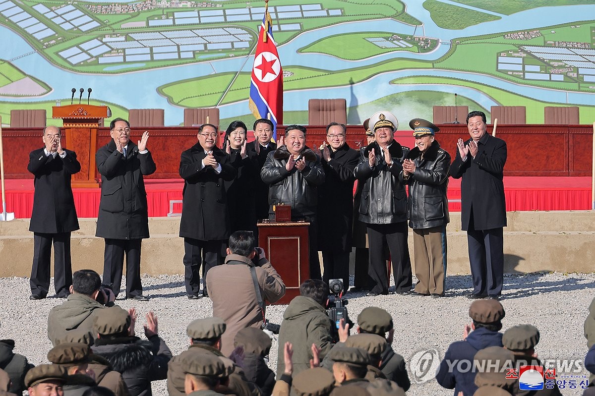 El líder norcoreano Kim Jong-un (c) pronuncia un discurso durante una ceremonia de inauguración para una nueva granja de invernadero y un centro de investigación de ciencias de vegetales en la ciudad noroeste de Sinuiju el 10 de febrero de 2025, en esta foto publicada por el coreano Central News News Agencia al día siguiente. (Para usar solo en la República de Corea. Sin redistribución) (Yonhap)