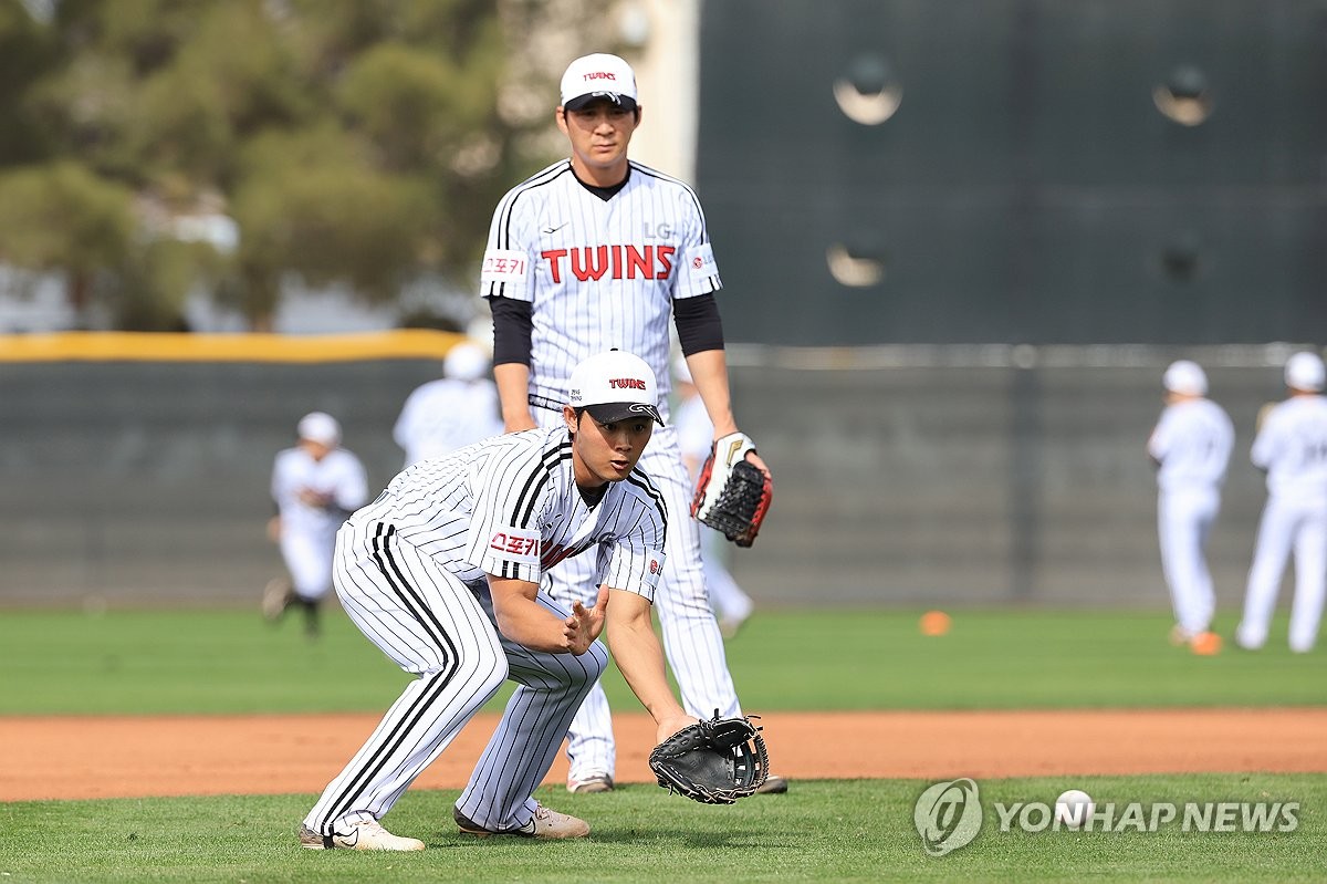 오지환, 방에서 '차세대 주전' 이영빈에게 '특급 수비 과외'