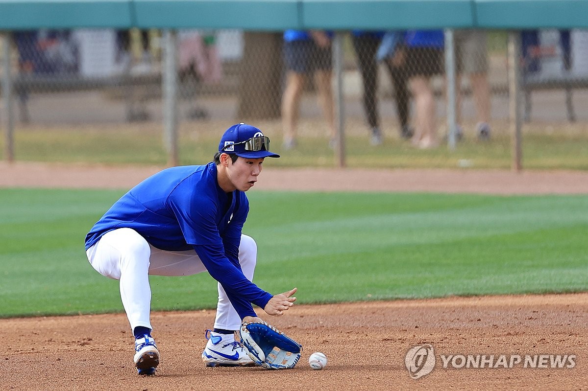 내야 수비 훈련하는 다저스 김혜성