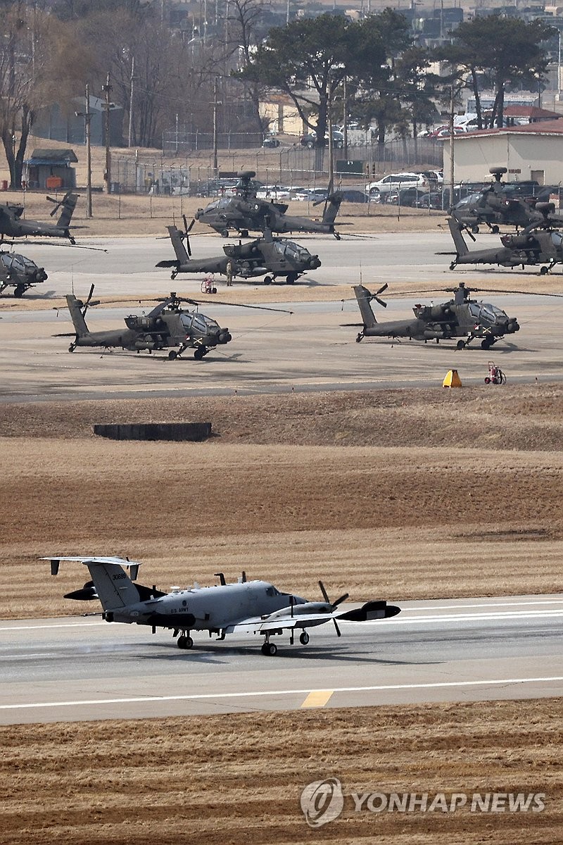 Una barandilla RC-12X (abajo), un avión de recolección de inteligencia de señales en el aire, acelera por la pista para despegar en el campamento de EE. UU. Humphreys en Pyeongtaek, a unos 60 kilómetros al sur de Seúl, el 10 de marzo de 2025, mientras Corea del Sur y los Estados Unidos lanzaron el ejercicio anual de Freedom Shield para un juego de 11 días. (Yonhap)