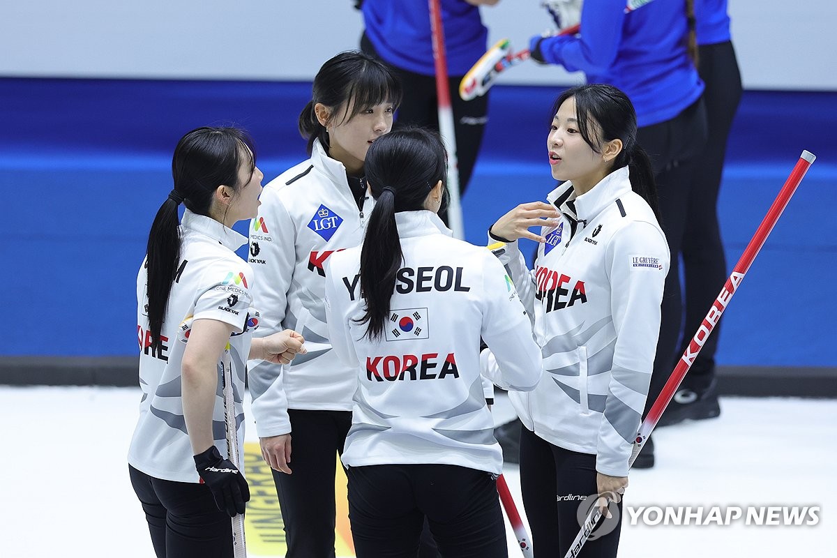 Clockwise from left: Kim Su-ji, Gim Eun-ji, Kim Min-ji and Seol Ye-eun of South Korea discuss strategies during the team's round-robin match against Italy at the LGT World Women's Curling Championship at Uijeongbu Indoor Ice Rink in Uijeongbu, Gyeonggi Province, on March 21, 2025. (Yonhap)