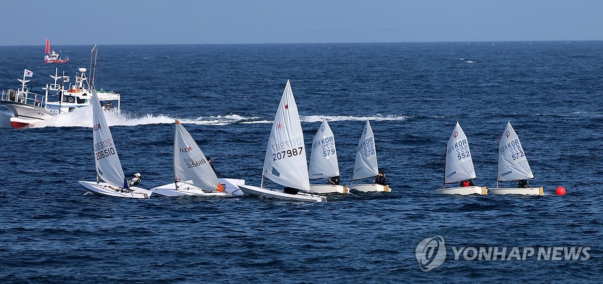 강릉 사천해변 앞바다의 요트