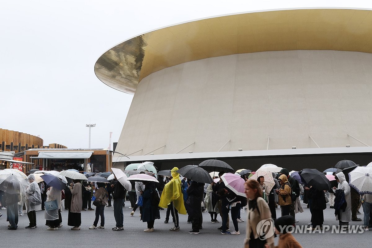 La foto de archivo, tomada el 13 de abril de 2025, muestra a los visitantes de la Exposición Universal de Osaka, en una isla artificial de la ciudad japonesa, el mismo día de su inauguración.