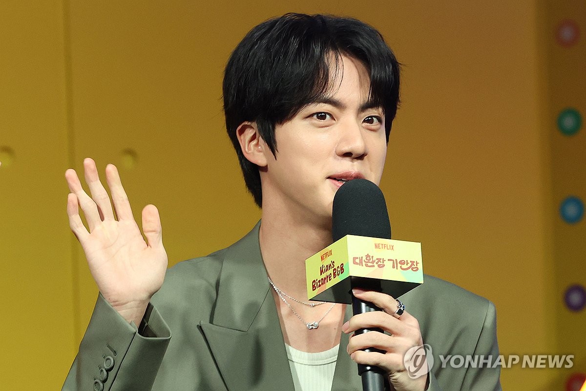 Jin, de BTS, saluda durante un evento de presentación del nuevo programa de Netflix "Kian's Bizarre B&B" (El bizarro hostal de Kian84), el 15 de abril de 2025, en Seúl.