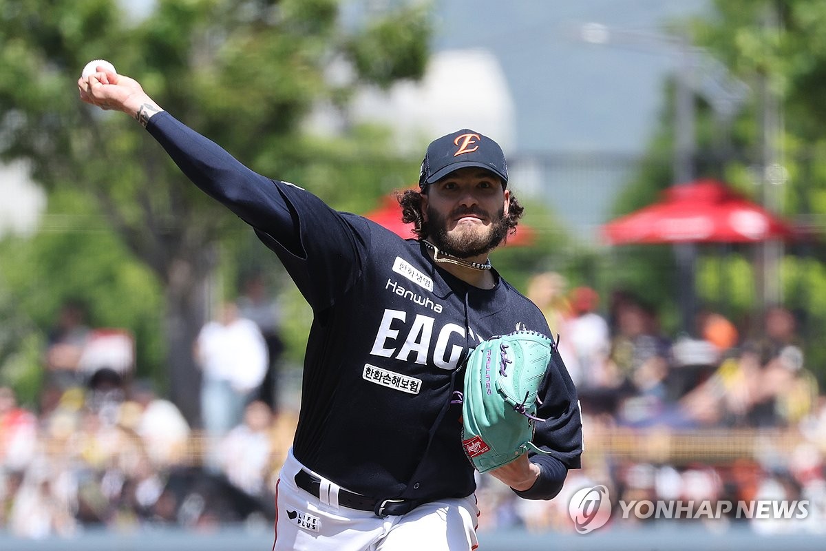 투구하는 폰세
