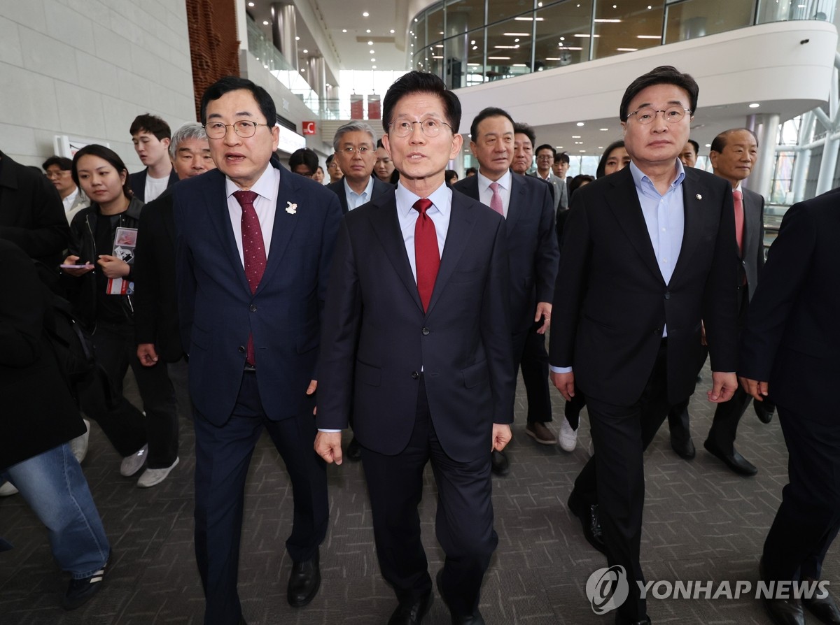 [속보] 김문수 "당에서 대선 후보 끌어내리려 해…후보 일정 중단"