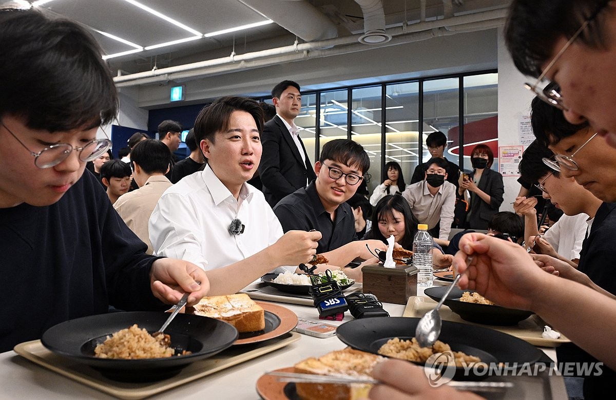 경북대학생들과 대화 나누는 이준석 후보