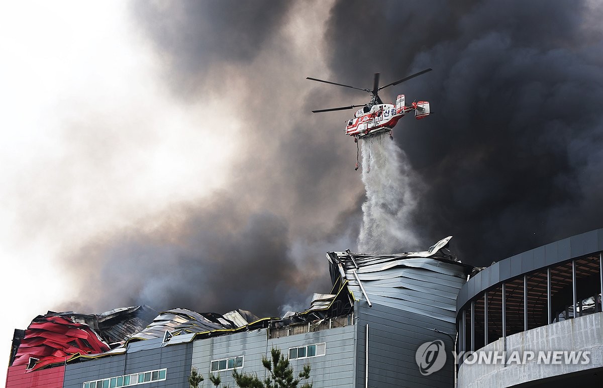 이천 물류센터 화재, 최초 신고자 대응 돋보여…이틀째 진화작업