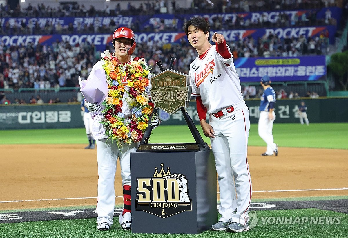 김광현과 기념촬영하는 ‘500홈런’ 최정
